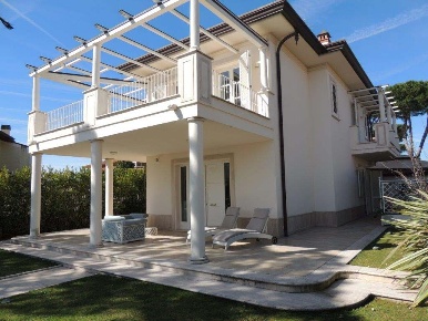 Foto Villa bifamiliare a Forte dei Marmi di 160 m² con 7 locali in affitto