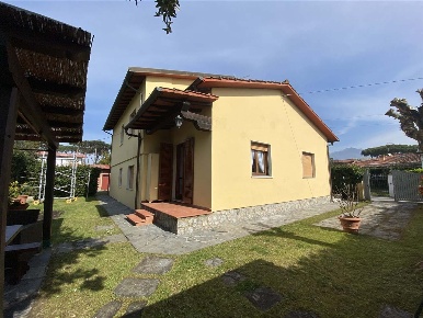 Foto Villa unifamiliare a Forte dei Marmi di 140 m² con 7 locali in affitto