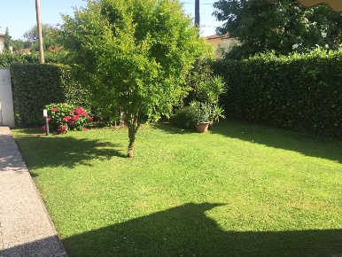 Foto Villa unifamiliare a Forte dei Marmi Centro di 180 m² con 9 locali