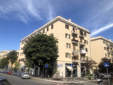 Foto Negozio in via publio valerio  7, Roma Cinecittà di 76 m² con 3 locali