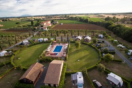 Foto Casale a Castagneto Carducci di 630 m² con 38 locali in vendita