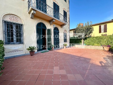 Foto Villa unifamiliare a Capannori Marlia di 406 m² con 15 locali