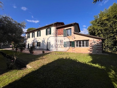 Foto Rustico a Pietrasanta di 210 m² con 10 locali in vendita
