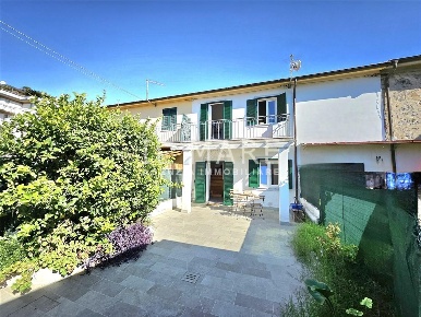 Foto Case semi ndipendenti a Massa Centro di 75 m² con 4 locali in vendita