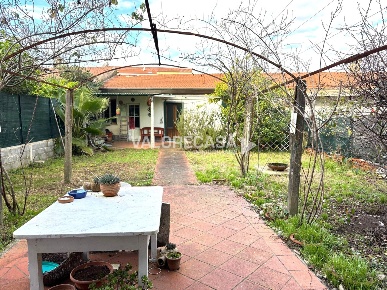 Foto Casa indipendente in via dante, Carrara Marina di Carrara di 230 m²