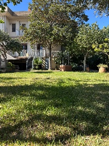 Foto Villa unifamiliare in Via Santa Sofia, Catania di 270 m² con 9 locali