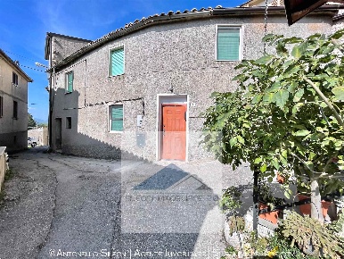 Foto Casa indipendente a Genga di 140 m² con 6 locali in vendita
