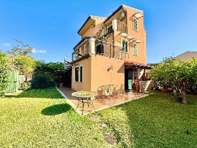 Foto Villa unifamiliare in Via XXI Aprile aci castello 45, Aci Castello