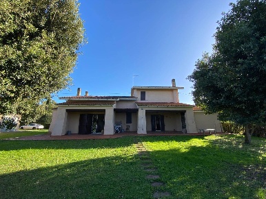 Foto Villa unifamiliare a Grosseto Braccagni di 255 m² con 8 locali