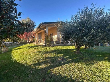 Foto Villa bifamiliare a Goito di 260 m² con 8 locali in vendita