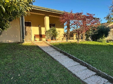 Foto Villa bifamiliare a Goito di 260 m² con 8 locali in vendita