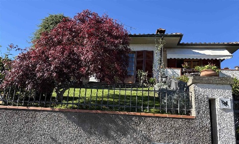 Foto Villa bifamiliare a Barberino di Mugello Centro di 168 m² con 9 locali