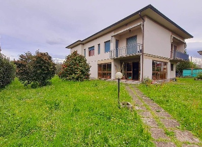 Foto Villa unifamiliare in via dei ghiselli, Lucca San Concordio di 360 m²