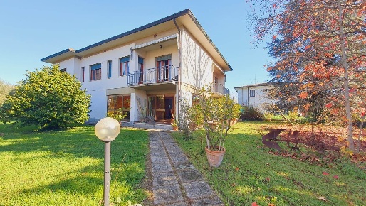 Foto Villa unifamiliare in via dei ghiselli, Lucca San Concordio di 360 m²