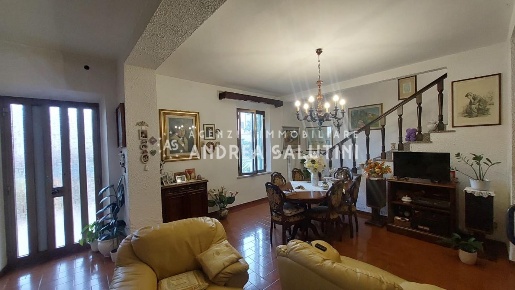 Foto Casa indipendente a Buti Cascine La Croce di 300 m² con 10 locali