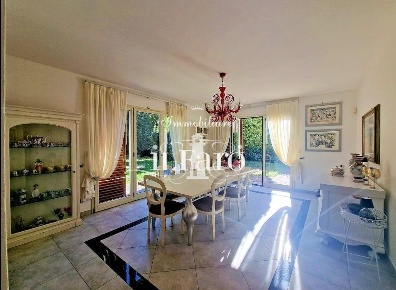 Foto Villa unifamiliare a Cascina Semicentro di 400 m² con 11 locali