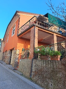 Foto Casa indipendente a Capannoli Centro di 185 m² con 9 locali in vendita
