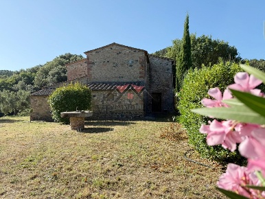 Foto Casale a Pomarance di 222 m² con 4 locali in vendita