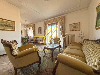Foto Appartamento a Cecina Cecina Centro di 150 m² con 6 locali in vendita