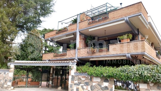 Foto Appartamento in Via del Triopio 46, Roma Quarto Miglio di 330 m²