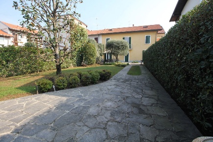 Foto Villa singola in Via Zara 11, Marnate Centro di 222 m² con 5 locali