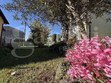 Foto Villa bifamiliare in Via Como 1, Erba Centro di 340 m² con 6 locali