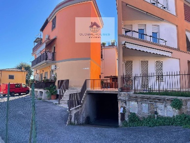 Foto Box in C.Alberto, Anguillara Sabazia Centro di 38 m² con 1 locali