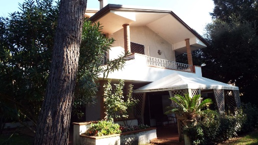 Foto Villa bifamiliare a Forte dei Marmi di 150 m² con 7 locali in affitto