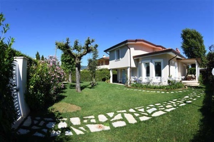 Foto Villa unifamiliare a Forte dei Marmi Centro di 180 m² con 7 locali