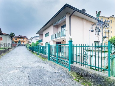 Foto Casa indipendente in Via Monterosa 1, Missaglia Maresso di 230 m²