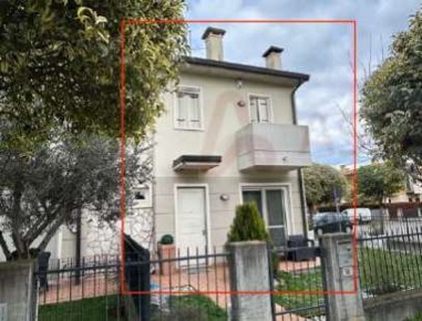 Foto Appartamento in Via Gorizia 56, Lonigo Centro di 208 m² con 6 locali