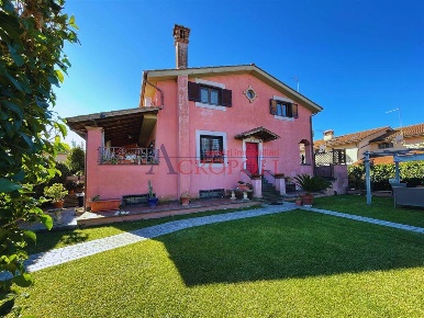Foto Villa bifamiliare in via Claudio, Anguillara Sabazia Centro di 213 m²
