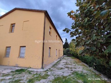 Foto Appartamento in Via Cà Cartolaro, Urbino Centro di 235 m² con 8 locali