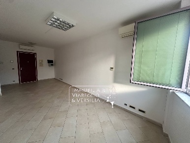 Foto Capannone industriale a Camaiore Lido di Camaiore di 60 m² in affitto