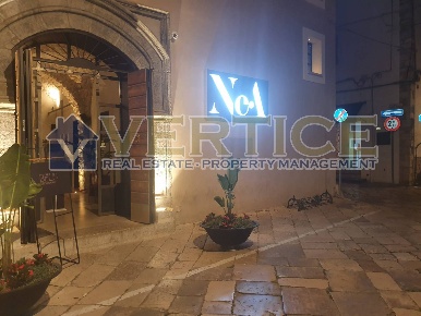 Foto Appartamento in Via Camillo Cavour, Fondi di 365 m² con 14 locali