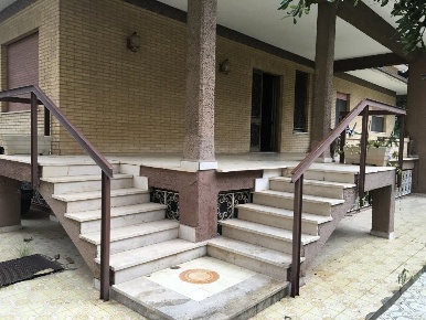 Foto Villa unifamiliare in Via Sferracavallo, Palermo di 450 m² in vendita