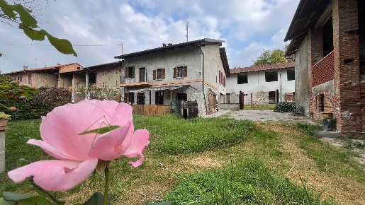 Foto Rustico in Via Mazzini, Robella di 274 m² con 8 locali in vendita