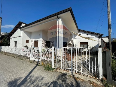 Foto Casa indipendente in via isonzo, San Salvatore Telesino di 231 m²