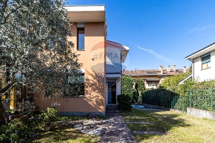 Foto Villa singola in via Giuseppe Verdi, Arcore Centro di 265 m²