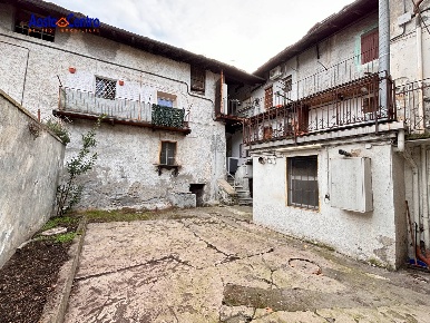 Foto Casa indipendente in Via Ponte Romano, Aosta Centro di 200 m²