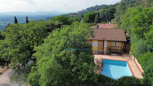 Foto Villa singola in Via Madonna dell'Ulivo, Assisi Zona Nuova di 380 m²