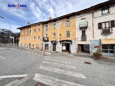 Foto Casa indipendente in Piazza Vuillermin, Aosta Centro di 530 m²