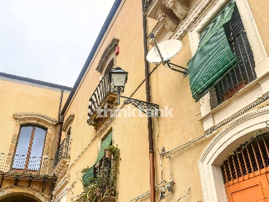 Foto Appartamento in Piazza umberto I, Caltagirone Centro di 220 m²