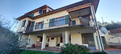 Foto Villa singola a Reggello di 300 m² con 10 locali in vendita