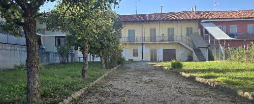 Foto Casa indipendente in Via Visconti Venosta, Bra di 220 m² con 12 locali