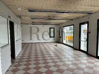 Foto Locale commerciale in Povegliano, Povegliano Centro di 220 m²