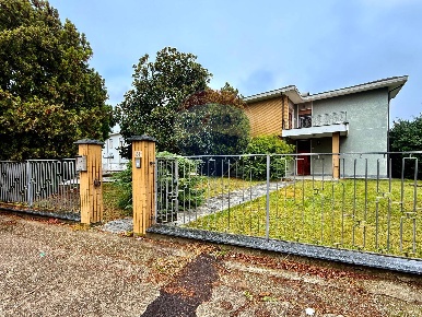 Foto Casa indipendente a Stradella Centro di 425 m² con 10 locali