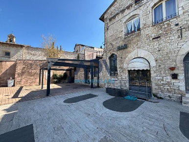 Foto Attività commerciale in piazza Matteotti, Assisi Centro Storico