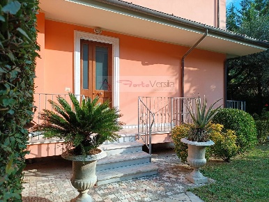 Foto Villa a schiera a Seravezza di 160 m² con 6 locali in vendita