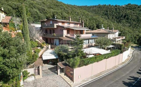 Foto Villa unifamiliare in Via Edmondo De Amicis, Corciano di 515 m²